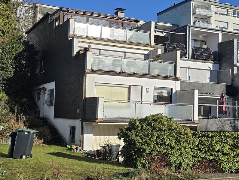 EINFAMILIENHAUS MIT EINLIEGERWOHNUNG IN
FAMILIENFREUNDLICHER LAGE